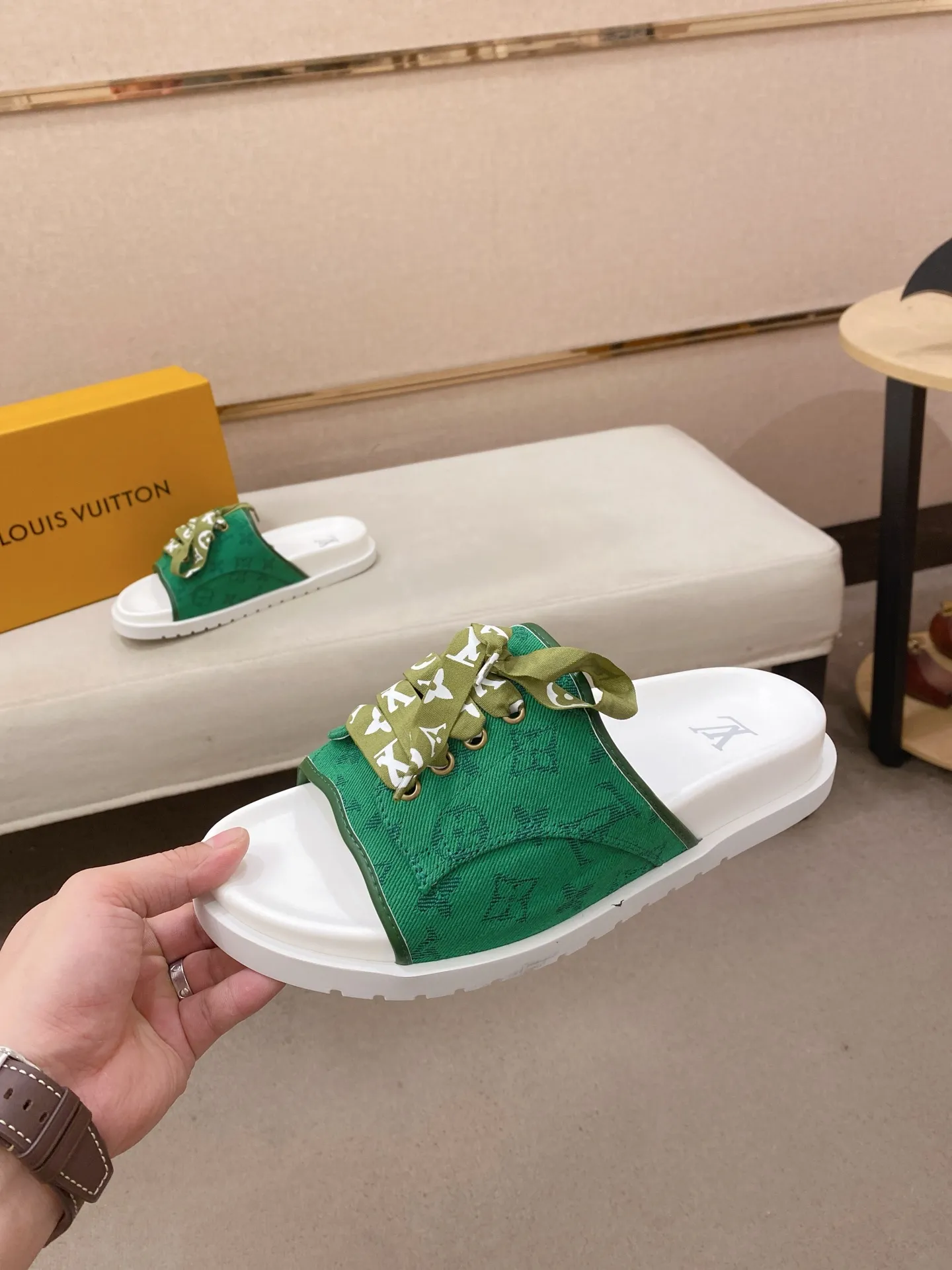 Men's shoes 💰: 340💰Made by LV🔍Top purchasing agents. Men's spring and summer slippers are available at the same counter. The uppers are imported cowhide from Italy, with logo graphics and high-quality craftsmanship. Soles: original soles specially provided by the original factory. Exclusive movable molded soles are super comfortable. Original goods follow orders. 🔍🔍High quality. You can enter and exit the counter at will. Welcome to compare. Size 38-44.